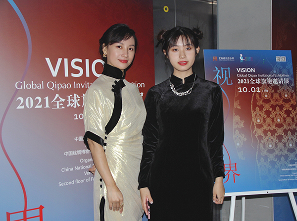 上海商学院服装与服饰设计专业师生在“旗袍之夜”活动现场