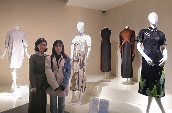 上海商学院师生与参展作品合影。  服装左2：《岁月如歌》设计：于一鸣，左 5：《苔》设计：李倩