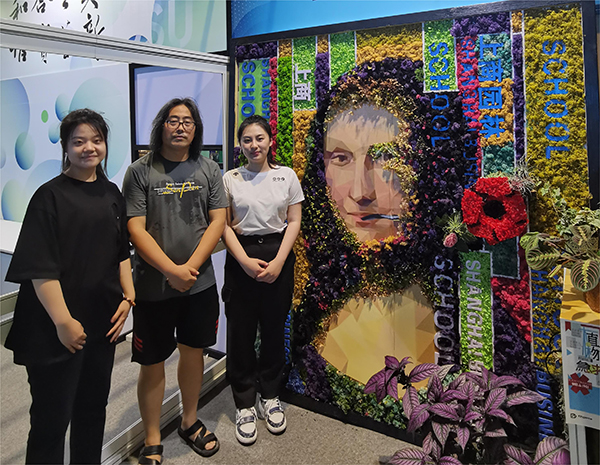图为张华威创作参展的大型植物画《蒙娜丽莎的诱惑》